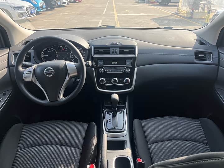 Фото 6 - Nissan Tiida