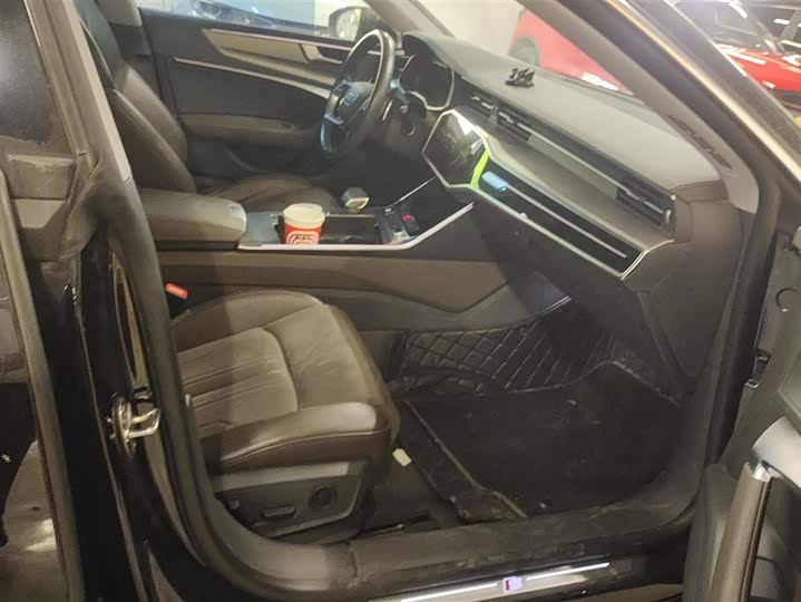 Фото 8 - Audi A7L