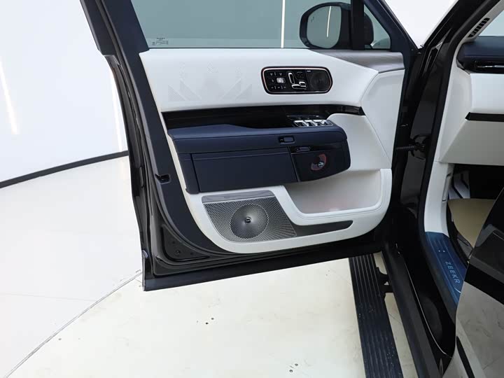 Фото 9 - Zeekr 9X