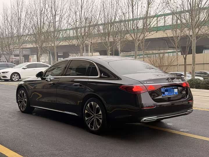 Фото 4 - Mercedes-Benz E-Class