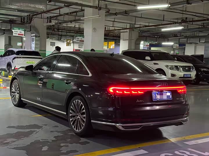 Фото 4 - Audi A8