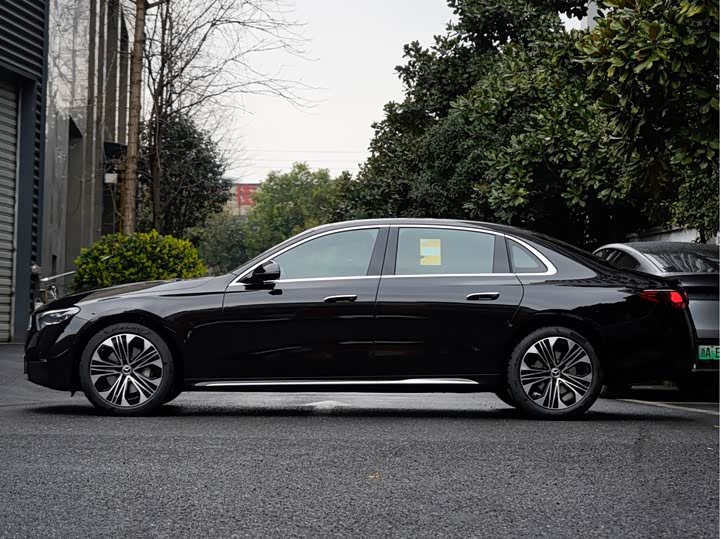 Photo 3 - Mercedes-Benz E-Class