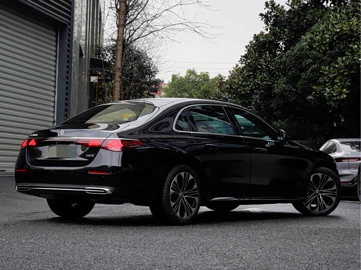 Photo 4 - Mercedes-Benz E-Class