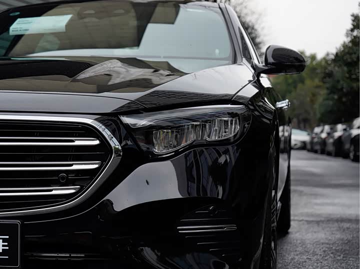 Photo 8 - Mercedes-Benz E-Class