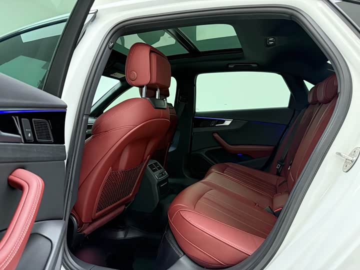 Фото 8 - Audi A4L