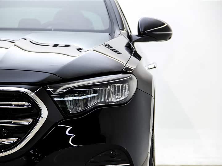 Photo 9 - Mercedes-Benz E-Class