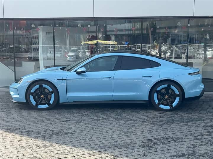 Фото 2 - Porsche Taycan