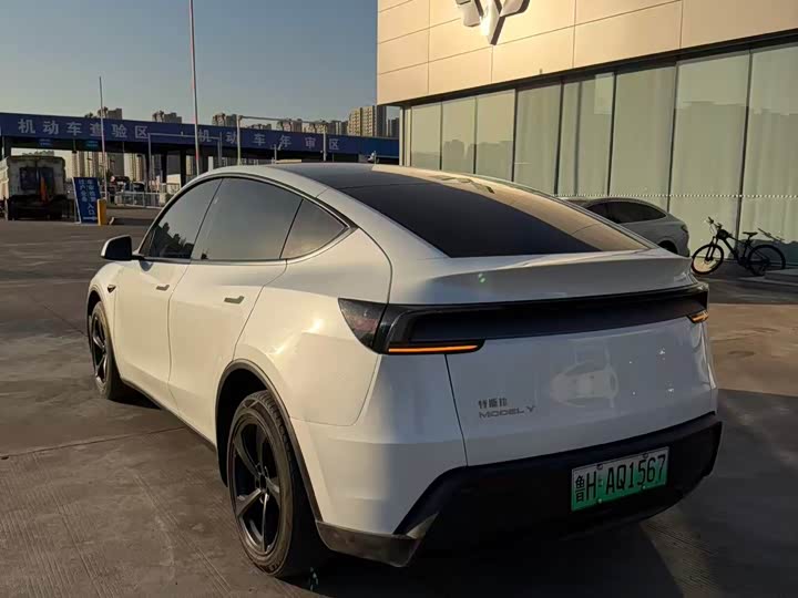 Фото 8 - Tesla Model Y