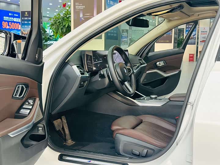 Photo 4 - BMW 3 Series