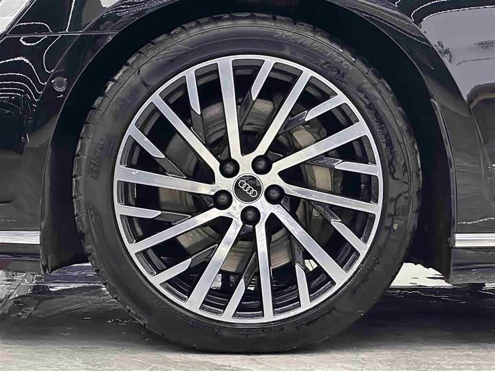 Фото 4 - Audi A8