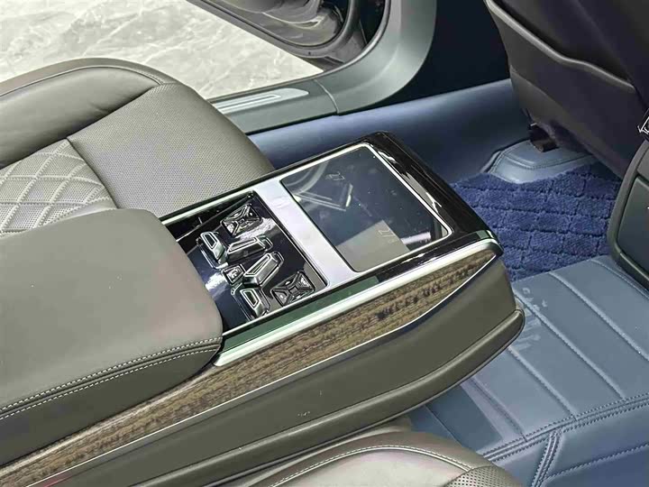 Фото 8 - Audi A8