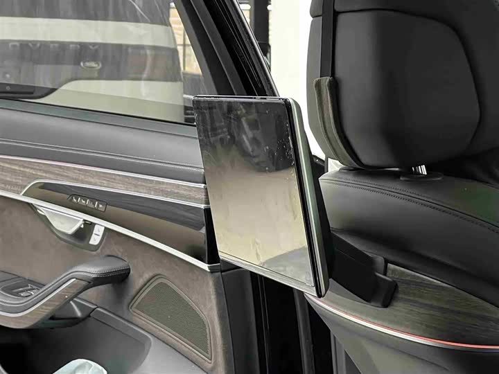 Фото 9 - Audi A8