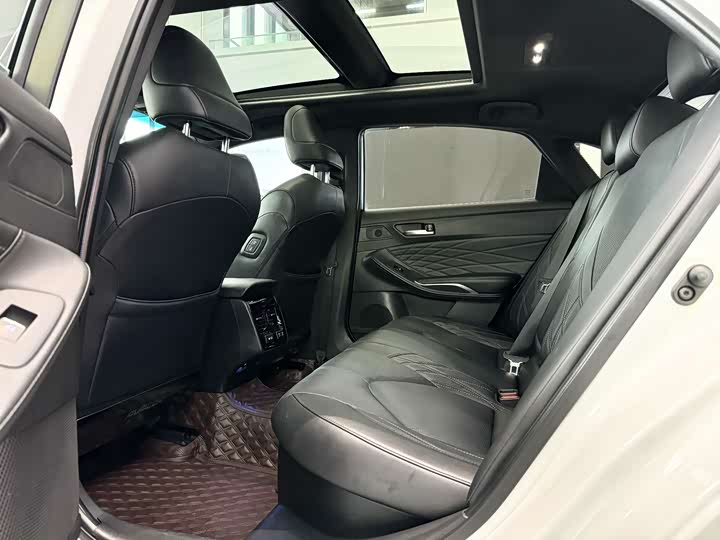 Фото 8 - Toyota Avalon