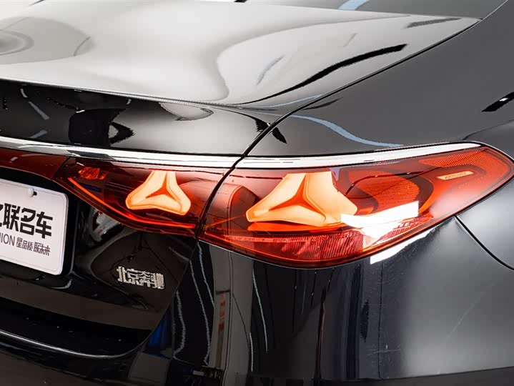 Photo 9 - Mercedes-Benz E-Class