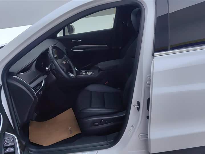 Фото 9 - Cadillac XT4