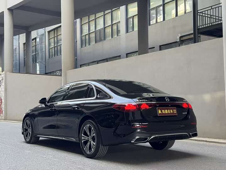 Photo 9 - Mercedes-Benz E-Class