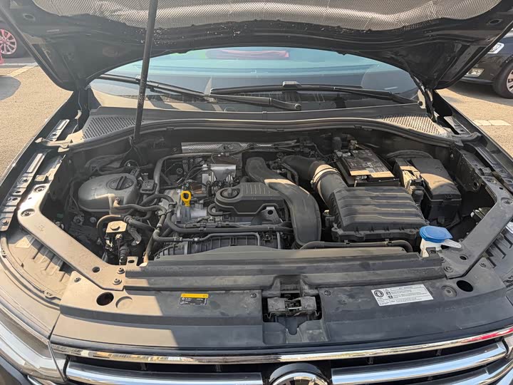 Фото 2 - Volkswagen Tiguan L Pro