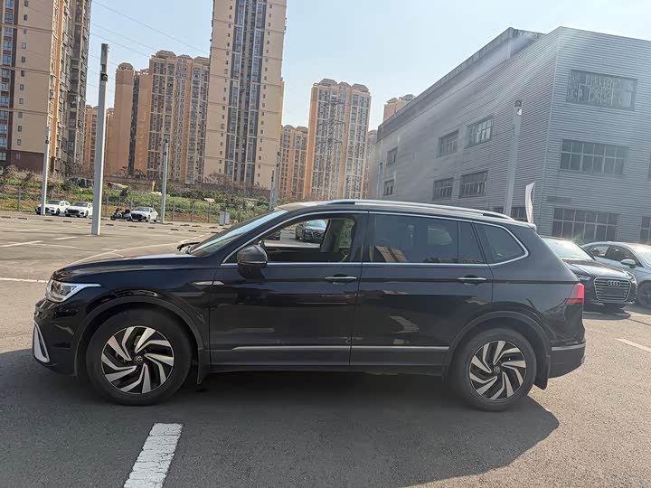 Фото 3 - Volkswagen Tiguan L Pro