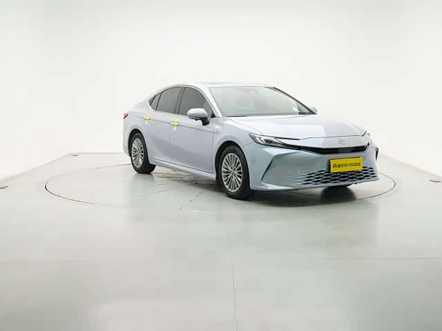Фото 2 - Toyota Camry