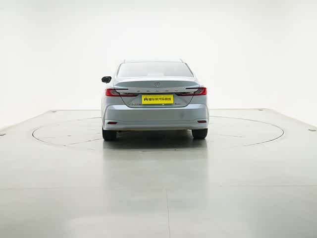 Фото 8 - Toyota Camry