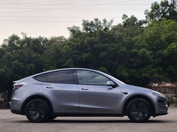 Photo 7 - Tesla Model Y