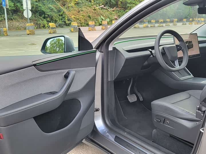 Photo 8 - Tesla Model Y