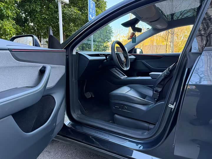 Photo 7 - Tesla Model Y