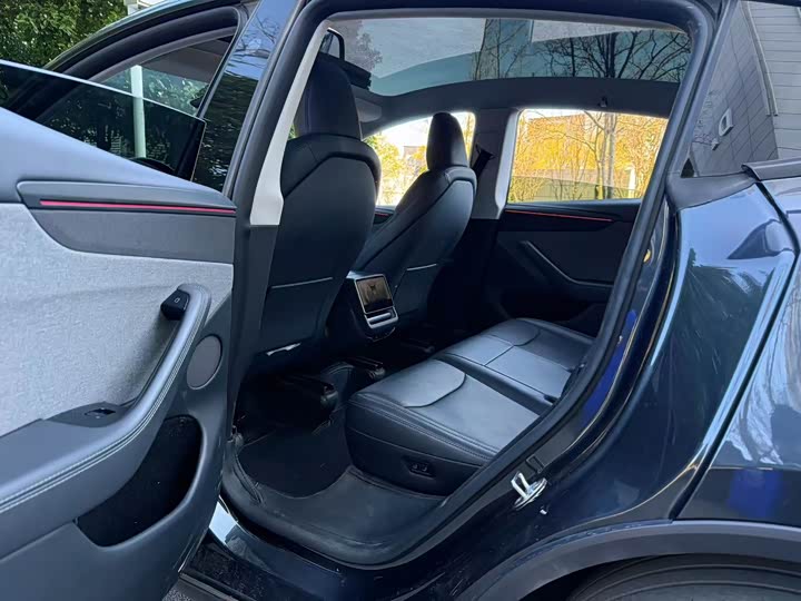 Photo 8 - Tesla Model Y