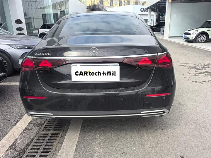 Фото 9 - Mercedes-Benz E-Class