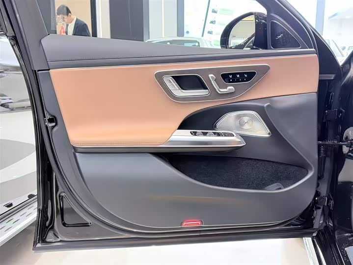 Photo 4 - Mercedes-Benz E-Class