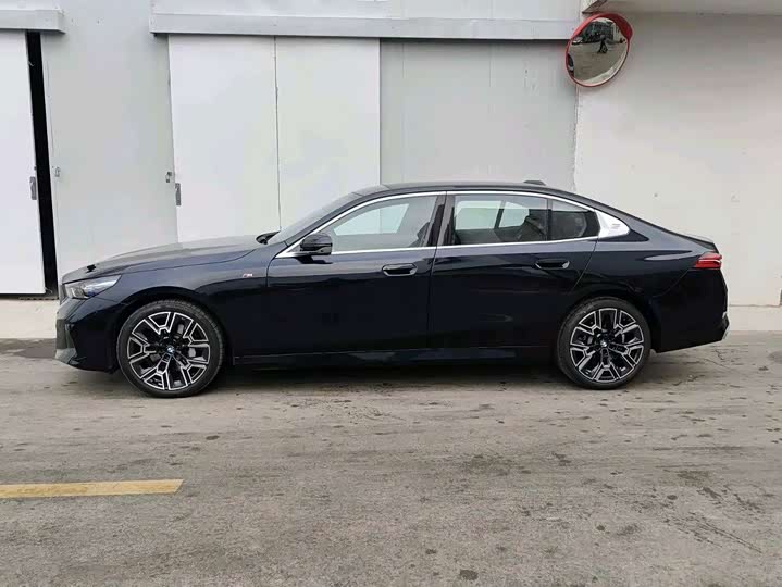 Фото 3 - BMW 5 Series