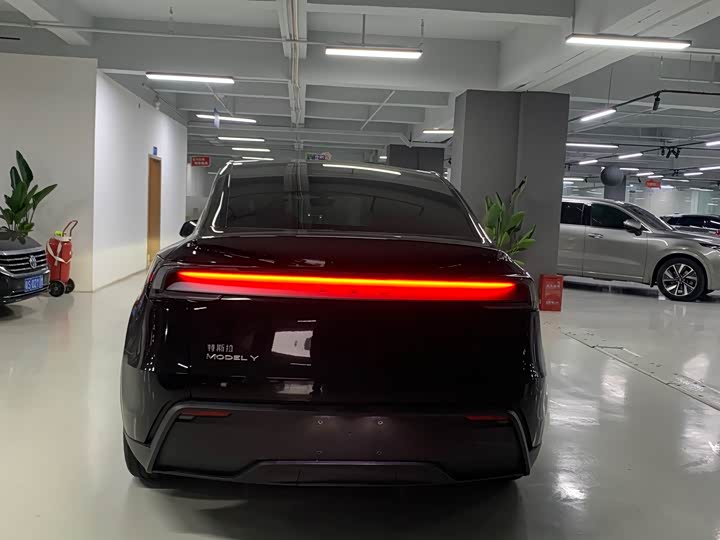 Фото 8 - Tesla Model Y