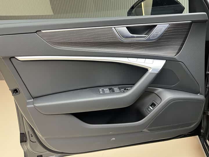 Фото 9 - Audi A6L