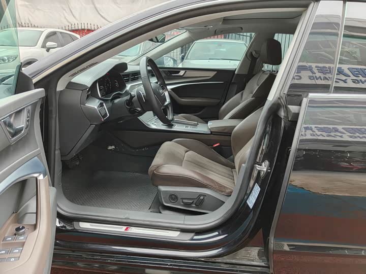 Фото 9 - Audi A7L