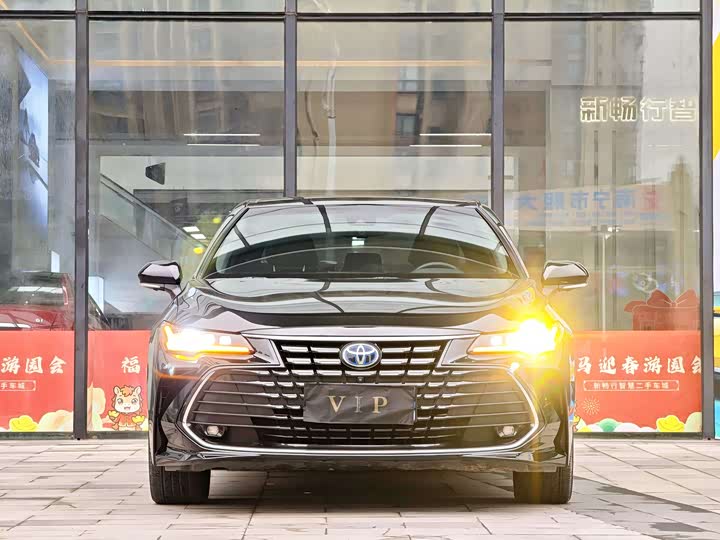 Photo 2 - Toyota Avalon