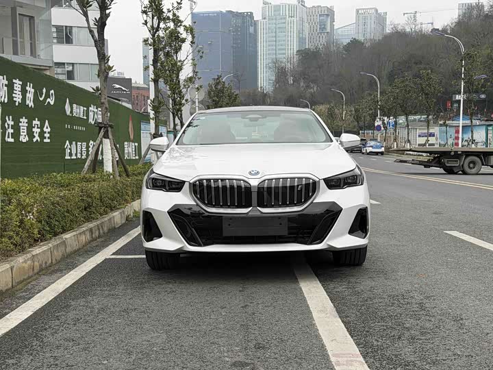 Фото 2 - BMW i5