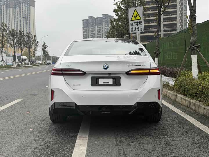 Фото 6 - BMW i5