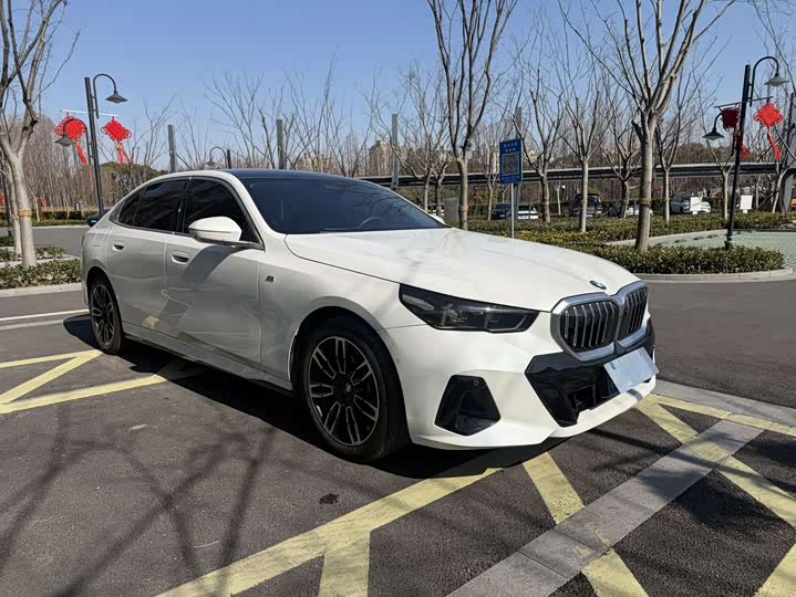 Photo 2 - BMW 5 Series