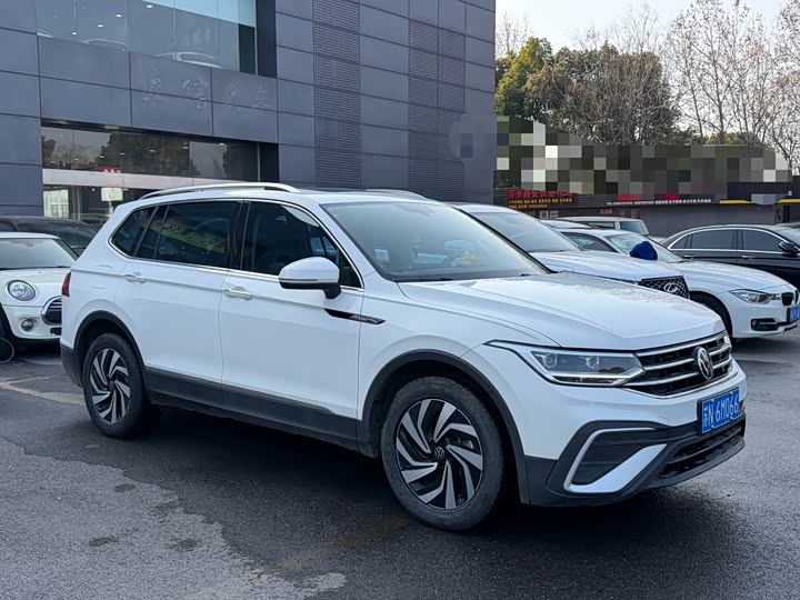 Фото 3 - Volkswagen Tiguan L Pro