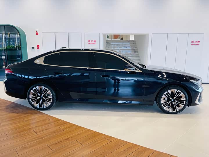 Фото 3 - BMW 5 Series