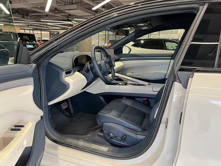 Фото 8 - Zeekr 001