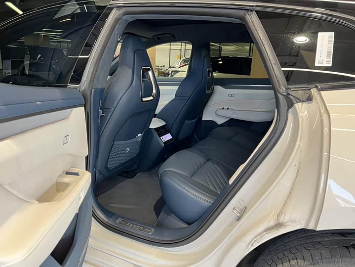 Фото 9 - Zeekr 001