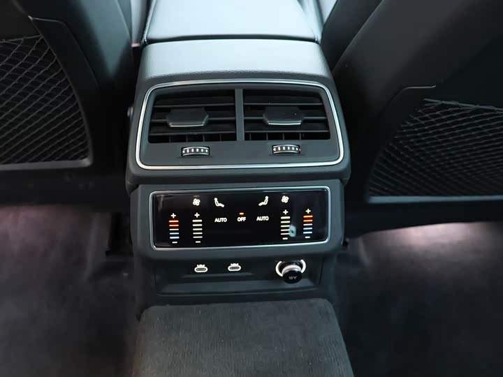 Фото 9 - Audi A6L