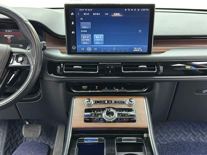 Фото 9 - Lincoln Aviator