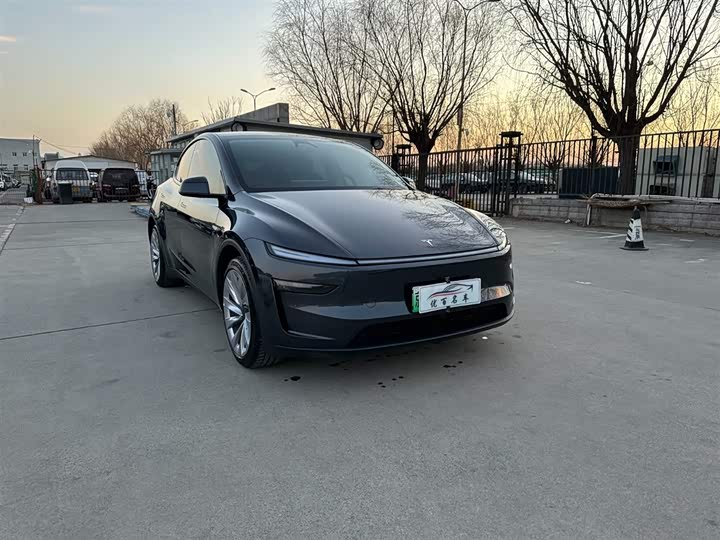 Photo 3 - Tesla Model Y