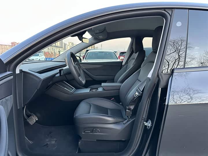 Photo 8 - Tesla Model Y