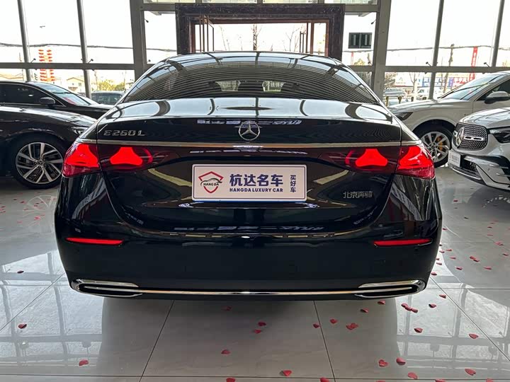 Фото 5 - Mercedes-Benz E-Class