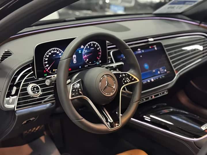 Photo 5 - Mercedes-Benz E-Class