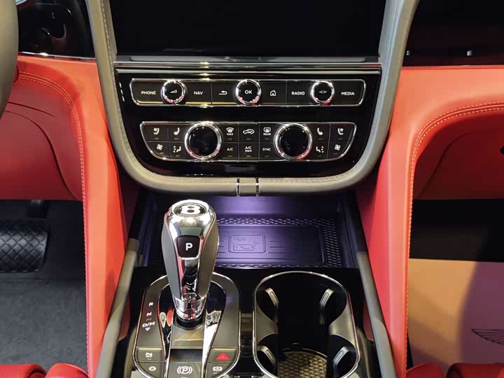 Фото 12 - Bentley Bentayga