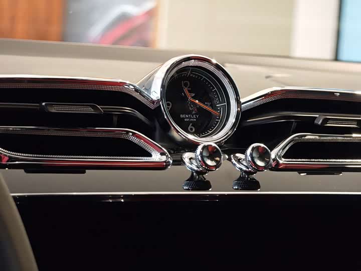 Фото 13 - Bentley Bentayga